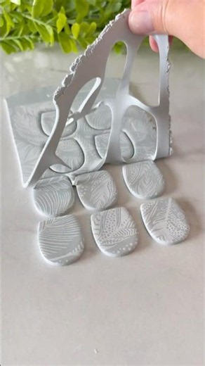Silkscreen Foliage #polymerclayearrings #polymerclay #silkscreen #earringstyle #sculpey #handmade