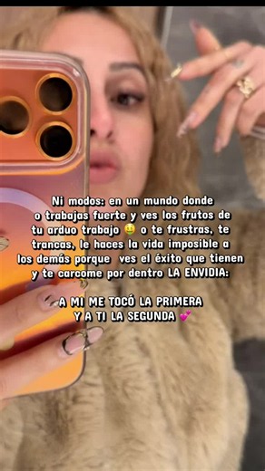 No hay nada más fastidioso que estar uno enfocado en lo de uno y tener gente estorbando 👀 Trata y trata uno de no prestarles atención pero es que ya se pasan 🤡 TRABAJEN #cansona #mujeres #mamatrabajadora #emprender