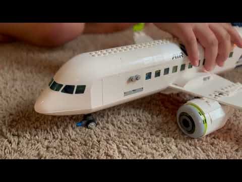 Lego airplane emergecy landings