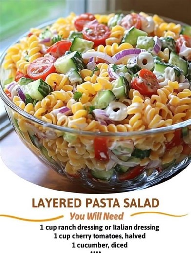 Layered Pasta Salad Bowl 😋 Ingredients: 8 ounces pasta (such as rotini or penne), cooked, rinsed, and cooled 1 cup ranch dressing or Italian dressing 1 cup cherry tomatoes, halved 1 cucumber, diced 1 red bell pepper, diced 1/2 red onion, thinly sliced Recipe in First Coʍmеոτ 👇 Enjoy ❤️👇👇 | Mama's Cooking Recipes