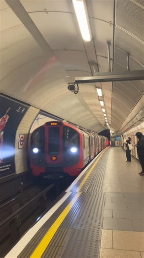 2009 stock Victoria￼ line arriving at Warren Street going to Brixton ￼