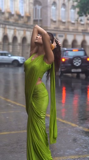 PRASHANT JADHAV 🇮🇳 on Instagram: "Every rain whispers this melody 💕💚 @pixelpassionfotography @nidhhitapadiaa @pixellence_art #explore #rainnyday #mumbairain #rainy #rainyseason #saree #sarees #sareeindia #trending #sareelove #trendingsongs #rhtdm #mumbai"