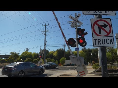 Redding Ave. Railroad Crossing, Sacramento CA | SacRT 417 Light Rail