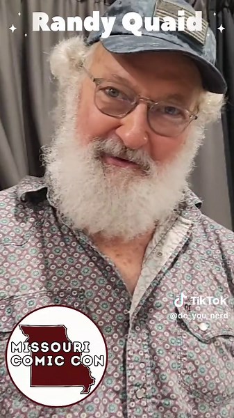 WAIT… is that REALLY Randy Quaid at Missouri Comic Con?! The legend himself! From saving Earth in Independence Day to unforgettable chaos in National Lampoon's Christmas Vacation He’s bringing that iconic, unfiltered energy straight to YOU. 🎤 Autographs 📸 Photo ops 🔥 Stories you KNOW are gonna be wild This is one of those “you had to be there” moments… so be there. #MissouriComicCon #RandyQuaid #IndependenceDay #ChristmasVacation #ComicConVibes