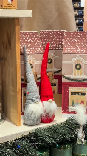 Centre Commercial Les Jacobins on Instagram: "Vous cherchez des idées cadeaux pour Noël ? 🎄 Au premier étage du Centre Commercial des Jacobins, Søstrene Grene regorge de jolies trouvailles à offrir ou à glisser sous le sapin. On y trouve des boules de Noël originales, en forme de maisons, d’accordéons, de chaussures de Père Noël, de sapins, de flocons, de croissants, de muffins ou encore de petits champignons. Il y a aussi de petites assiettes de Noël, des mugs, des bols, des sucres de canne, d