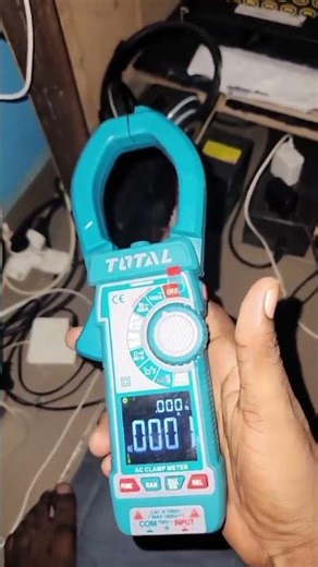 How to measure the current drawn by a computer using a clamp meter