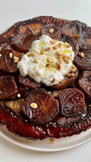 Lou Elsener on Instagram: "TATIN D’OIGNON ROUGES aubergines et straciatella Ingrédients : 1 pâte feuilletée 6 oignons rouges 1 burata ou straciatella 1 gousse d’ail 3 cas de vinaigre balsamique 1 cas de miel 1 aubergine 1/ faites fondre du beurre dans une poêle 2/ ajoutez les oignons rouges sur une face 3/ au bout de 5 minutes déglacez avec le vinaigre, le miel et ajoutez les gousses d’ail. Faites cuire encore 5 min à feu doux. 4/ retirez les oignons et disposez les dans votre moule sur du papie