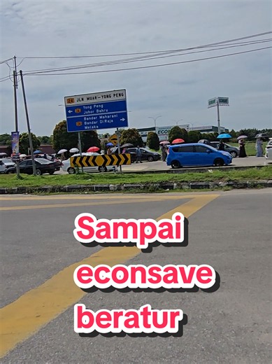 beratur sampai ke econsave...demi majlis Kenduri Rakyat Syed Saddiq & Bella Astillah. Terbaik Org Muar dan yg dtg dari jauh. #syedsaddiq #bellaastillah #kendurirakyat #muar #fypmalaysia