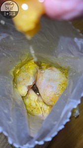 Nos encanta marinar pollos!! Y este es delicioso y lo puede comer toda la familia!!! Marinador Pimienta Limón… mujco sabor y queda un color maravilloso Seguiremos experimentando con diferentes marinados para pollo y costillas!!! Si lo hacen o se les antoja, me avisan va? #elmassalsa #sinopicanodura #receta #cocina #delicia #pollo | El Mas Salsa