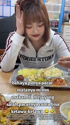 She sat down at the wrong table 🤣#funny #amazing #funnyvideos #fyp #reaction