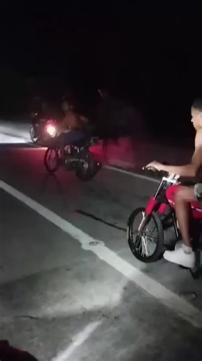 BARAHONA RACING on Instagram: "MACETA LIMA CON EL VICO EN LA VOLANTA LE GANAN A PLANTA LIMA FT. PIRULO. PLANTA CON PIÑÓN LE DA UNA RAYA PARA ATRAS A MACETA, EN LA CATEGORÍA AX-100 STD A LIMA. 🏁🏁🏁🏁🏁🏁"