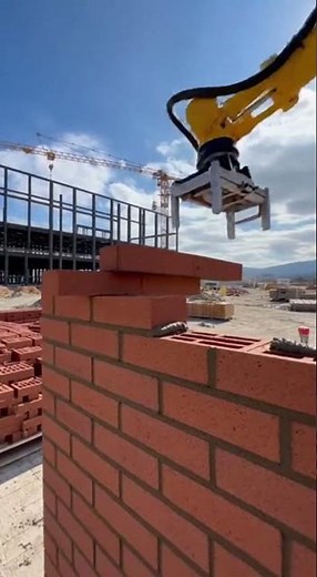 Robot Lays Wall at Lightning Speed