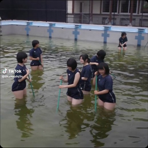 女子校のプールは緑色の秘密