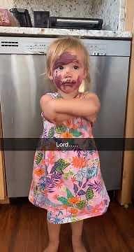 Little Girl Puts Mother's Lipstick All Over Her Face - 1297583