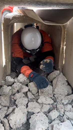 枕崎市消防本部 on Instagram: "CSR訓練を実施しました！ CSRとは倒壊建物などの狭く閉鎖的な空間での救助活動です！震災等の大規模災害に向けてこういった訓練も実施しています🧑‍🚒 #枕崎市#枕崎市消防本部#枕崎市消防署#消防#救助#CSR"