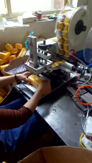 Semi-Automatic Table-Top Electric Manual Labeling Machine for Flat Side Square Bottle Labeling Sticker Labeling Machine LT-60