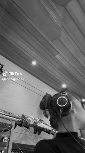 arianagrande (@arianagrande)’s video of Ariana Grande