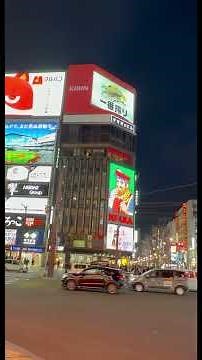 すすきの交差点のニッカウイスキーの新看板が色変わる🩷 #すすきの #ニッカウヰスキー