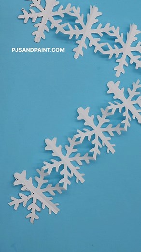 Kelly Crean on Instagram: "Snowflake Paper Chain ❄️ Comment “snowflake for the full length tutorial. #kidscrafts #papercrafts #wintercrafts #kidsactivities #winterdecor #classroomideas #teachergram #papercrafting #easycrafts #snowflake #papersnowflakes"