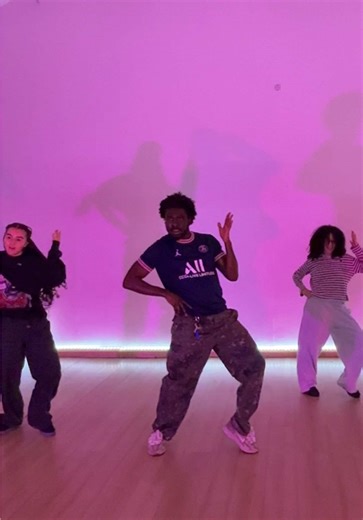 Cours débutant LA style & hip-hop commercial 🔥 Une chorée pleine d’attitude ✨ Qui veut essayer ? 👀 C’est tous les mercredis de 19h30 à 20h30 📍Waka Waka Dance Academy 134 rue des postes - 59000 Lille #dancebeginner #hiphopclass #lastyle #danse #hiphopcommercial