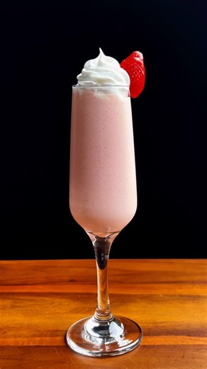 Strawberry Milkshake 😋 #delicious #drinkrecipe #recipe #howtomake #drink