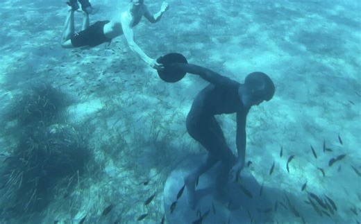 Φαρσέρ βύθισε άγαλμα σε παραλία της Χαλκιδικής για να… κοροϊδέψει τους αρχαιολόγους του μέλλοντος | Parallaxi Magazine