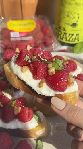 Raspberry Crostini made with Driscoll’s raspberries and ​⁠‪@getgraza‬ “Drizzle” EVOO. 🩷🫒🌱 #recipe