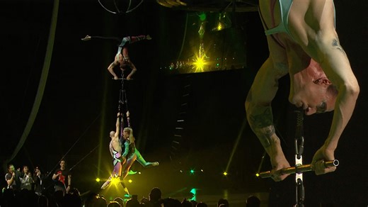 Poids le plus lourd tenu par les dents à l'envers - 185,80 kg par Michael Radiff