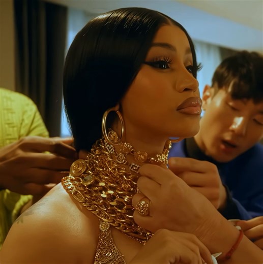 Still can’t believe we got them to make a custom Versace old school car for her and Donatella to pull up in lol