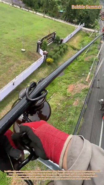 Installation de Lignes Électriques : Fixation de Câbles sur des Isolateurs Élevés