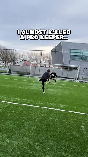 Goalie wars 🆚 a pro keeper 🤯 #goalkeeper #goalkeepers #goaliewars Goalie wars / Goalkeeper battle / Goalkeeper challenge / Goalkeeper war / Keepersbattle / Keeper battle / Goalkeeper pro vs amateur