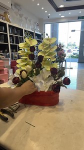 Fake flowers centerpiece bouquet #satisfiedflorist #flowers #flowerarrangement #flowershop #florist #bouquet #gift #giftideas #roses #handmade #design #craft #diy #floralarrangement #bouquetofflowers #demonstration | Satisfied Florist