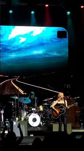 Sheryl Crow - Everyday Is A Winding Road LIVE Clip - Albuquerque, New Mexico (June 8, 2025)