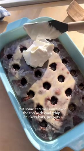 RECIPE👇Snickers Poke Cake = gooey caramel, chocolate, and peanuts🍫😍 so good you won’t believe how easy it is! 👇 Ingredients 15 oz box devil’s food cake mix Ingredients needed to make cake: eggs, oil & water 1 jar caramel ice cream topping 3 Snickers candy bars chopped 1 8 oz tub whipped topping thawed chocolate and caramel syrup for drizzling on top of finished cake #EasyRecipesReels #easyrecipes #viralrecipes #chocolatelover #dessertrecipe #chocolatecake #pokecake #snickerspokecake #cakemix