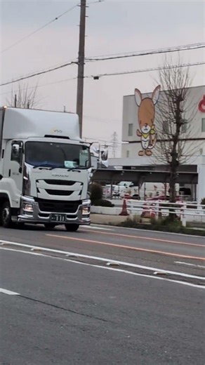 フルモデルチェンジ１１周年！！！ 八田町２丁目停留所付近で、２０１５年フルモデルチェンジのいすゞギガの通過瞬間未遂だ！！！