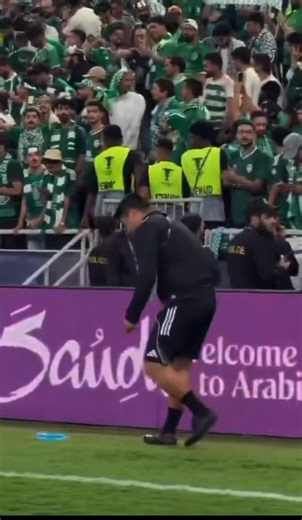Tra aggressioni varie in campo e lancio di oggetti, l'AFC non prende alcun provvedimento. Avrete anche i soldi, ma restate tutti dei grandi poveracci in Arabia Saudita, non sarete mai dei veri vincitori#ACLElite
