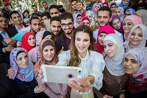 الملكة رانيا تطلق دبلوم إعداد وتأهيل المعلمين قبل الخدمة في أكاديمية الملكة رانيا لتدريب المعلمين وتلتقي المشاركين بالفوج الأول والقائمين على الدبلوم عمان، الأردن / 19 تشرين الأول 2016 Queen Rania launches the QRTA pre-service diploma program and meets with students and representatives at the Academy Amman, Jordan October 19, 2016 | Queen Rania