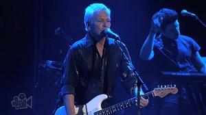 «Electric Blue» es un exitoso sencillo de 1987 de la banda australiana de rock y synth pop Icehouse, coescrito por Iva Davies y John Oates | Videos Musicales Solo En Hd