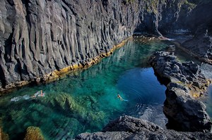 Chama-se Poça Simão Dias, fica na Ilha de São Jorge (Açores) e é uma das piscinas naturais mais belas do Mundo