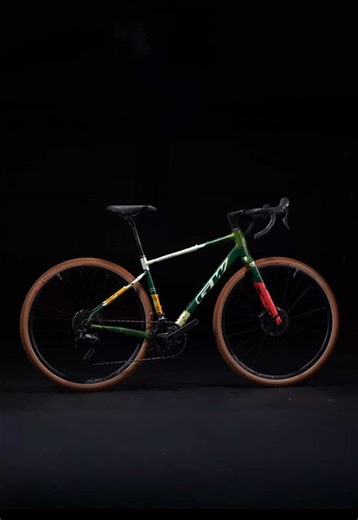 Una verdadera obra de arte sobre ruedas 😮‍🔥 La Volcano lista para devorar cada kilómetro del TransCordilleras. ¿Quién más quedó diciendo WOW? 🤩 #bici #gravel #gravelbike #ciclismo #bicicleta