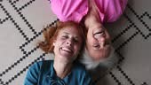 Femmes lesbiennes seniors, deux femmes mûres allongées sur un tapis...
