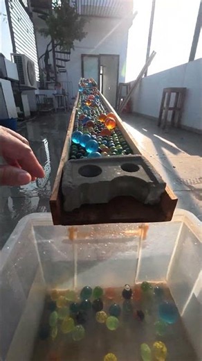 Un arcoíris de canicas cruza la pista