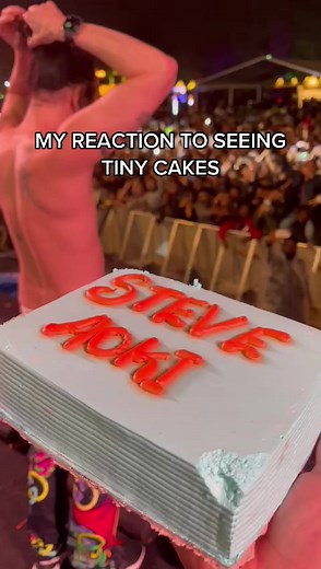 There’s cupcakes and then there’s handcakes. Promoters please follow the cake rider these are too small! #cakeface #fypシ