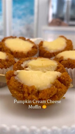 STARBUCKS PUMPKIN CREAM CHEESE MUFFINS!(Full Recipe Below)