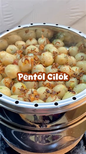 Dian Nurvita on Instagram: "Tadinya mau buat stok, ehh ternyata abis sehari ajaa😅 Btw kalo udh punya panci kukusan dari @freemirindonesia ini, masak jadi praktis dehh, pancinya bisa di pake tanpa kukusannya, saringan kukusnya jg gak bolong jd bisa buat ngukus kue tanpa loyang🥰 harganya juga terjangkau, yukk CO mumpung banyak promo, linknya ada di high light story ku yaa Resep Cilok Bahan basah : • 250-300ml air • 1 sdm kaldu bubuk • 1 sdt garam • sedikit merica bubuk • 4 siung bw putih, halusk