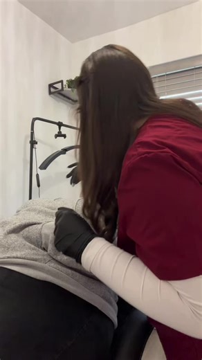 Stubborn fat? We don’t know her 😮‍💨🍋 Lemon Bottle fat dissolving for that snatched, sculpted look — no surgery needed. Ready to level up? 📞Book your FREE consultation today