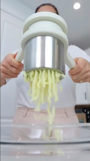 “Still struggling with lumpy mashed potatoes? Here’s the SECRET ” 🥔🤯#kitchen #kitchengadgets #fypシ