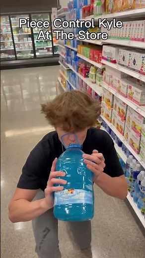 PIECE CONTROL KYLE AT THE STORE 😂