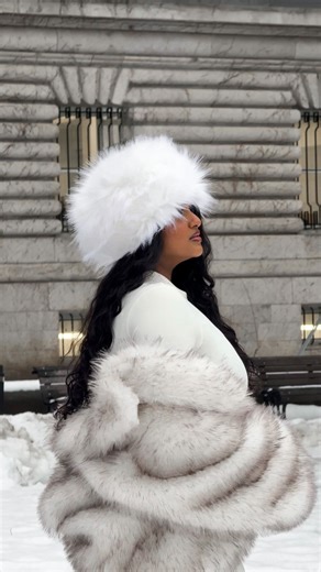 Mathusha Thurairajasingam on Instagram: "How to remove makeup stains from clothes — save this hack 📝 #removemakeupstains #makeupstainremoval #laundryhacks #clothingcaretips #beautyhacks #makeuphacks #stainremoval @pureology"