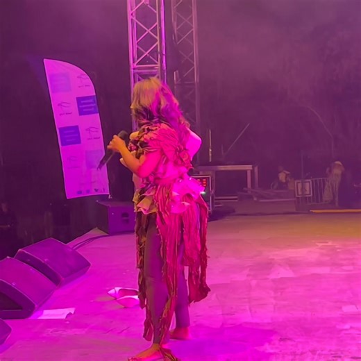 130K views · 2.1K reactions | Kan mi monte su la scène c'est mes chansons et mon message le plus important que mon linge ... garde pas zoizo par son plimage  A TERLA mi ASSUME mon morso LA TOILE pou danse mon Maloya  bisous  | Chanteuse Missty Officiel | Facebook